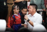 Gubernur Herman Deru bersama salah seorang anak di acara Peringatan puncak Hari Anak Nasional (HAN) ke-41 tahun 2025 di Taman Purbakala Kerajaan Sriwijaya (TPKS), Palembang, Senin (11/8/2025). foto humas