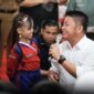 Gubernur Herman Deru bersama salah seorang anak di acara Peringatan puncak Hari Anak Nasional (HAN) ke-41 tahun 2025 di Taman Purbakala Kerajaan Sriwijaya (TPKS), Palembang, Senin (11/8/2025). foto humas