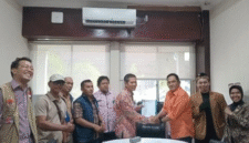 Perwakilan warga saat diterima oleh staf dari Dinas Lingkungan Hidup dan Pertanahan Provinsi Sumsel pada bulan Mei 2025 lalu. foto ist